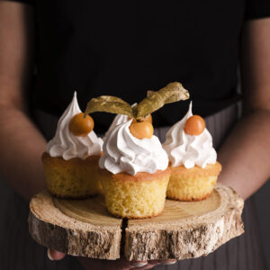 Cupcakes Deluxe de Vainilla con Crema y Aguaymanto